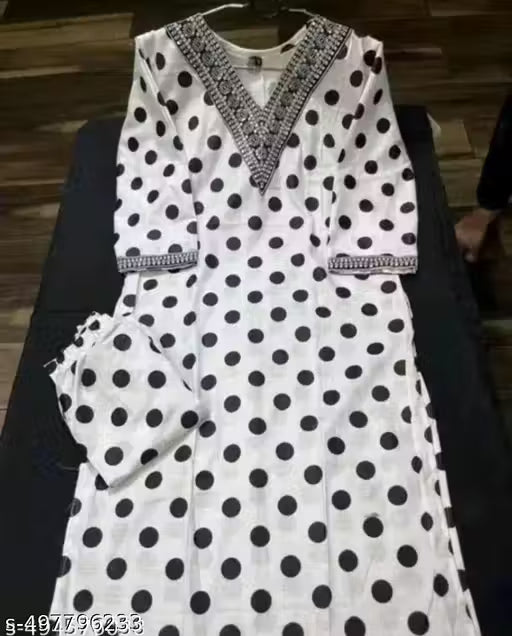 Embroidery neck suit .with black dot